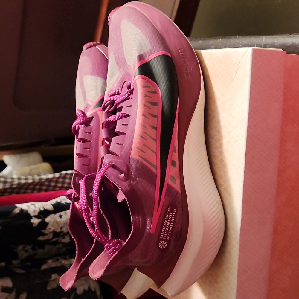 NIKE zoom gravity sneakers